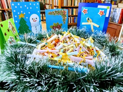 Общинска библиотека „Искра” представя изложба „Коледа у дома”