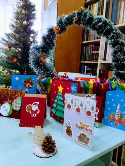 Общинска библиотека „Искра” представя изложба „Коледа у дома”