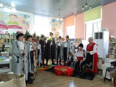 Коледна изложба представиха децата от школа „Живопис“ в казанлъшката Общинска библиотека