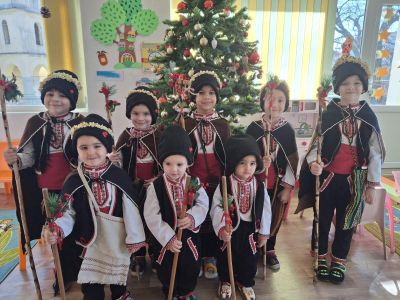 Малките коледари от група “Слънчице“ наричаха за здраве и берекет жителите на казанлъшкото село Розово 