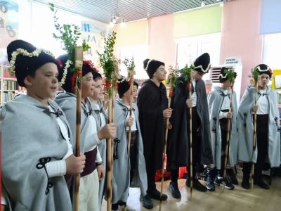 Коледна изложба представиха децата от школа „Живопис“ в казанлъшката Общинска библиотека