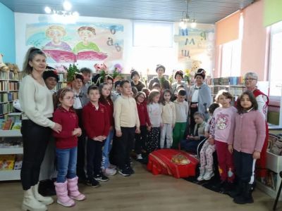 Коледна изложба представиха децата от школа „Живопис“ в казанлъшката Общинска библиотека