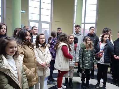 Коледна изложба представиха децата от школа „Живопис“ в казанлъшката Общинска библиотека