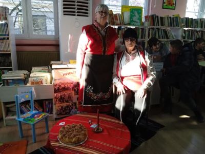 Коледна изложба представиха децата от школа „Живопис“ в казанлъшката Общинска библиотека