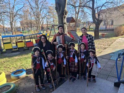 Малките коледари от група “Слънчице“ наричаха за здраве и берекет жителите на казанлъшкото село Розово 