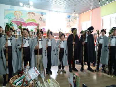 Коледна изложба представиха децата от школа „Живопис“ в казанлъшката Общинска библиотека