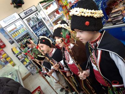 Малките коледари от група “Слънчице“ наричаха за здраве и берекет жителите на казанлъшкото село Розово 
