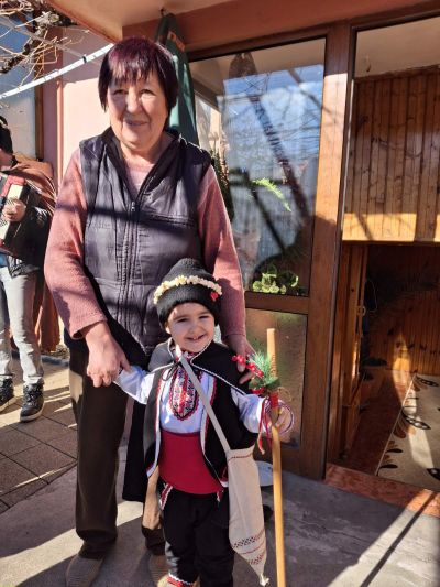 Малките коледари от група “Слънчице“ наричаха за здраве и берекет жителите на казанлъшкото село Розово 