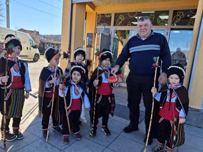 Малките коледари от група “Слънчице“ наричаха за здраве и берекет жителите на казанлъшкото село Розово 