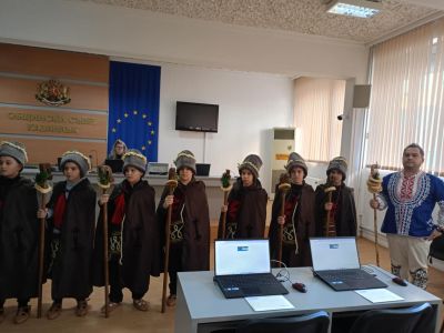 Коледарите от ОУ“ Георги Кирков“ тържествено откриха на Игнажден сесията на Общински съвет-Казанлък