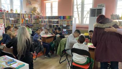 Деца твориха коледни картички в библиотеката 