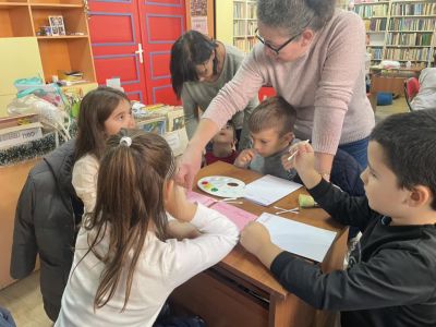 Деца твориха коледни картички в библиотеката 