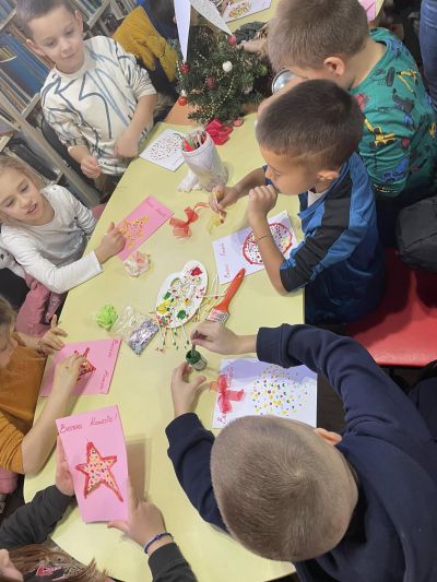 Деца твориха коледни картички в библиотеката 