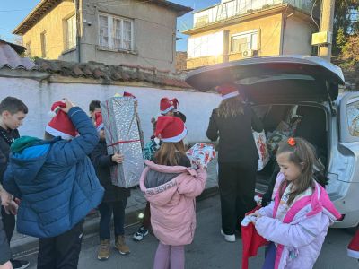 Успешно приключиха инициативите “Помощник на Дядо Коледа“ и “Кутия пълна с щастие“