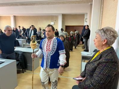 Коледарите от ОУ“ Георги Кирков“ тържествено откриха на Игнажден сесията на Общински съвет-Казанлък