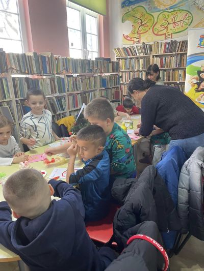 Деца твориха коледни картички в библиотеката 
