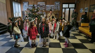 Коледарчета от ДДГ “Детелина“ към МО зарадваха военнослужещите от район Казанлък на 61 механизирана бригада