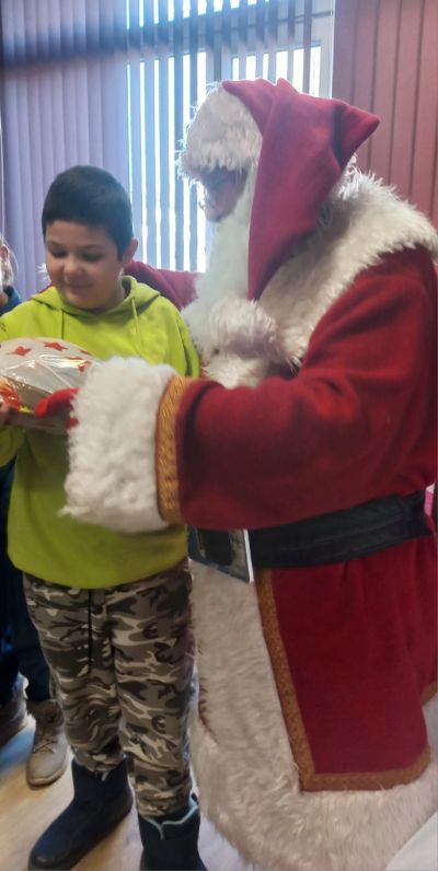 „Жените на Казанлък“ с коледна работилница за деца със специални нужди и деца в риск