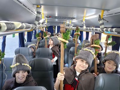 Коледарите от ОУ“ Георги Кирков“ тържествено откриха на Игнажден сесията на Общински съвет-Казанлък