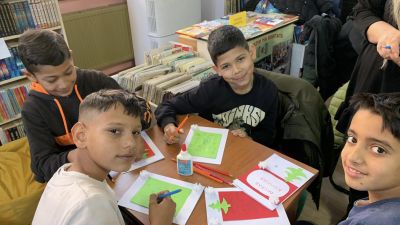 Деца твориха коледни картички в библиотеката 