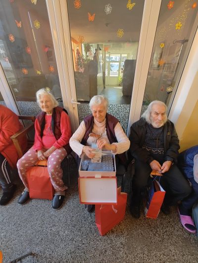 Успешно приключиха инициативите “Помощник на Дядо Коледа“ и “Кутия пълна с щастие“