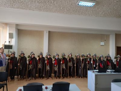 Коледарите от ОУ“ Георги Кирков“ тържествено откриха на Игнажден сесията на Общински съвет-Казанлък