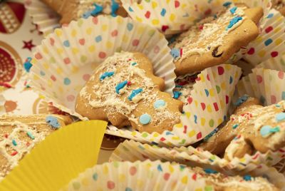 Близо 3000 лева събраха в ПГЛПТ на благотворителния базар „Вкусна Коледа“