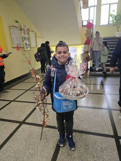 Учителите, родители и ученици от ОУ “Св. Паисий Хилендарски“ отново се обединиха в Коледен базар в подкрепа на добри каузи