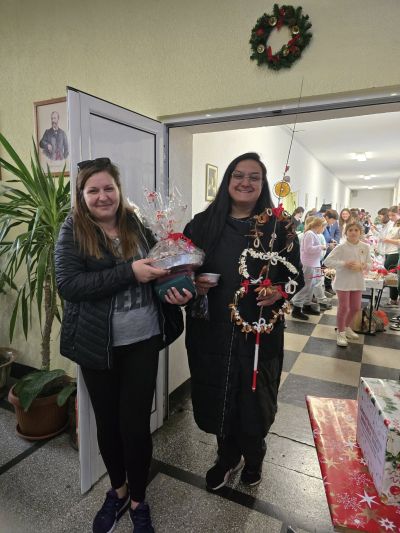 Учителите, родители и ученици от ОУ “Св. Паисий Хилендарски“ отново се обединиха в Коледен базар в подкрепа на добри каузи