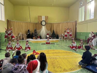 Учителите, родители и ученици от ОУ “Св. Паисий Хилендарски“ отново се обединиха в Коледен базар в подкрепа на добри каузи