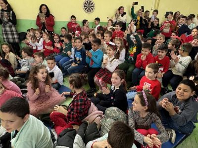 Учителите, родители и ученици от ОУ “Св. Паисий Хилендарски“ отново се обединиха в Коледен базар в подкрепа на добри каузи