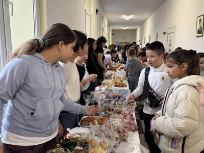 Учителите, родители и ученици от ОУ “Св. Паисий Хилендарски“ отново се обединиха в Коледен базар в подкрепа на добри каузи