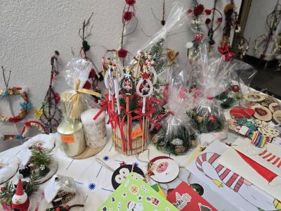 Учителите, родители и ученици от ОУ “Св. Паисий Хилендарски“ отново се обединиха в Коледен базар в подкрепа на добри каузи