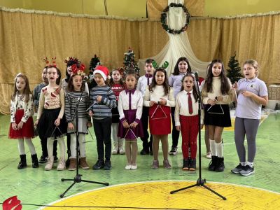 Учителите, родители и ученици от ОУ “Св. Паисий Хилендарски“ отново се обединиха в Коледен базар в подкрепа на добри каузи