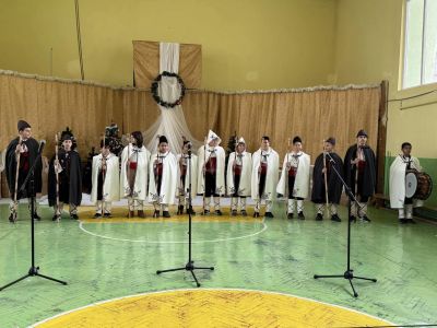 Учителите, родители и ученици от ОУ “Св. Паисий Хилендарски“ отново се обединиха в Коледен базар в подкрепа на добри каузи