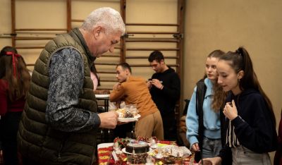 Близо 3000 лева събраха в ПГЛПТ на благотворителния базар „Вкусна Коледа“