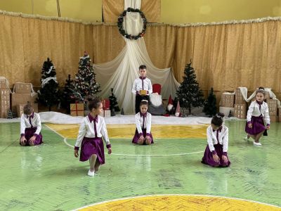 Учителите, родители и ученици от ОУ “Св. Паисий Хилендарски“ отново се обединиха в Коледен базар в подкрепа на добри каузи