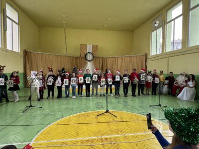 Учителите, родители и ученици от ОУ “Св. Паисий Хилендарски“ отново се обединиха в Коледен базар в подкрепа на добри каузи