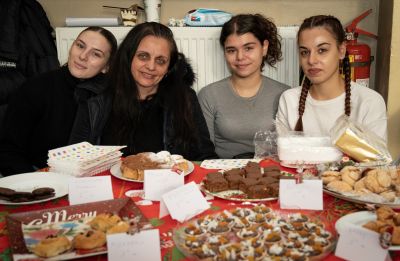 Близо 3000 лева събраха в ПГЛПТ на благотворителния базар „Вкусна Коледа“