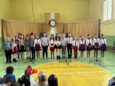 Учителите, родители и ученици от ОУ “Св. Паисий Хилендарски“ отново се обединиха в Коледен базар в подкрепа на добри каузи