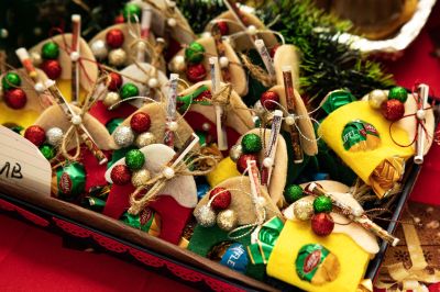 Близо 3000 лева събраха в ПГЛПТ на благотворителния базар „Вкусна Коледа“