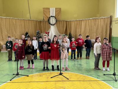 Учителите, родители и ученици от ОУ “Св. Паисий Хилендарски“ отново се обединиха в Коледен базар в подкрепа на добри каузи