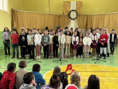 Учителите, родители и ученици от ОУ “Св. Паисий Хилендарски“ отново се обединиха в Коледен базар в подкрепа на добри каузи