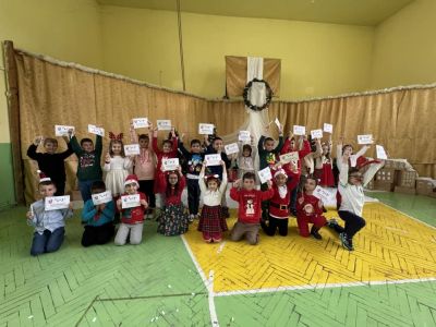 Учителите, родители и ученици от ОУ “Св. Паисий Хилендарски“ отново се обединиха в Коледен базар в подкрепа на добри каузи