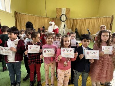 Учителите, родители и ученици от ОУ “Св. Паисий Хилендарски“ отново се обединиха в Коледен базар в подкрепа на добри каузи