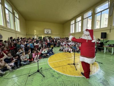 Учителите, родители и ученици от ОУ “Св. Паисий Хилендарски“ отново се обединиха в Коледен базар в подкрепа на добри каузи