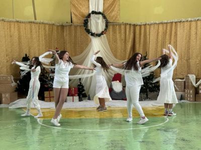 Учителите, родители и ученици от ОУ “Св. Паисий Хилендарски“ отново се обединиха в Коледен базар в подкрепа на добри каузи