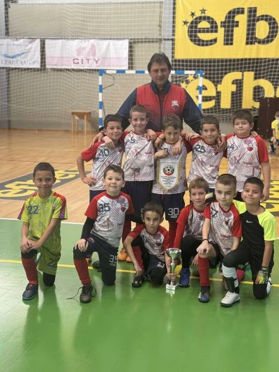 Набор 2017 на ФК “Казанлък“ спечели купа в последния си турнир за 2024 г 