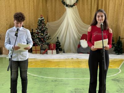 Учителите, родители и ученици от ОУ “Св. Паисий Хилендарски“ отново се обединиха в Коледен базар в подкрепа на добри каузи