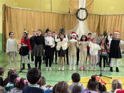 Учителите, родители и ученици от ОУ “Св. Паисий Хилендарски“ отново се обединиха в Коледен базар в подкрепа на добри каузи